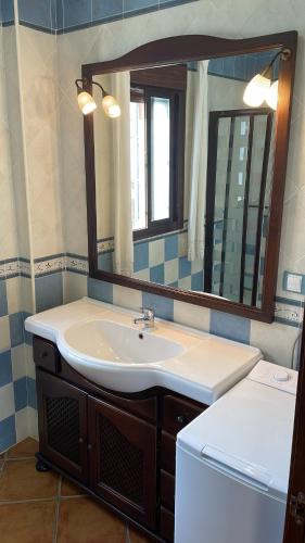 ein Badezimmer mit Waschbecken und Spiegel in der Unterkunft Casa Ananda y Casa Rengue in Conil de la Frontera