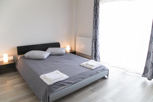 En eller flere senge i et værelse på Hermann Apartments