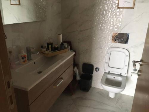 a bathroom with a sink and a toilet in it at Şehrin mükkemel manzarası ayaklarınızın altında in Istanbul