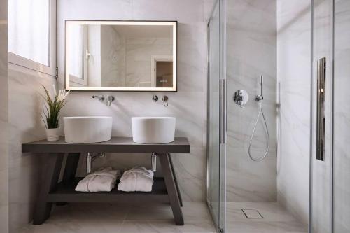 A bathroom at Acropolis Museum Grand Residence