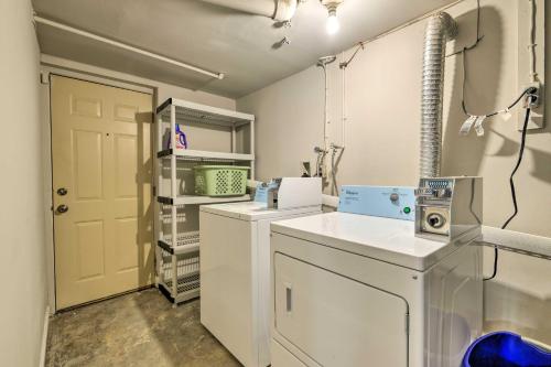 lavadero con lavadora y secadora en Pet-Friendly Home Less Than 6 Mi to National Mall!, en Hillcrest Heights