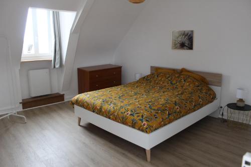 Ένα ή περισσότερα κρεβάτια σε δωμάτιο στο Appartement pratique et cosy