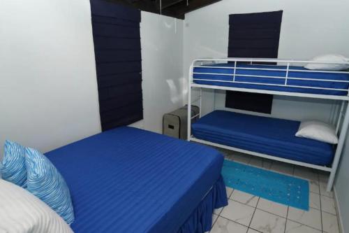 Двухъярусная кровать или двухъярусные кровати в номере Villa Vacacional frente al mar en Puerto Rico