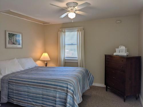 Schlafzimmer mit einem Bett und einem Deckenventilator in der Unterkunft Casual Living Extended Stay Hotels in Algonquin