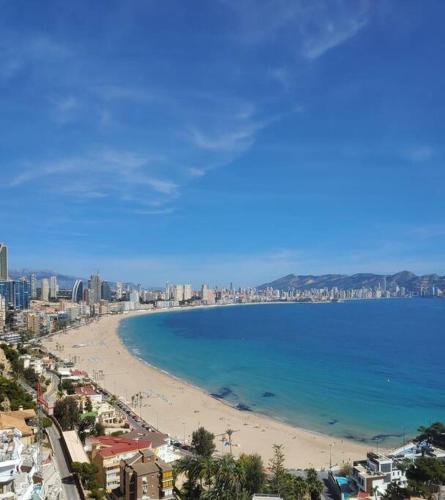 Blick auf einen Strand mit einer Stadt im Hintergrund in der Unterkunft Espectaculares vistas in Benidorm