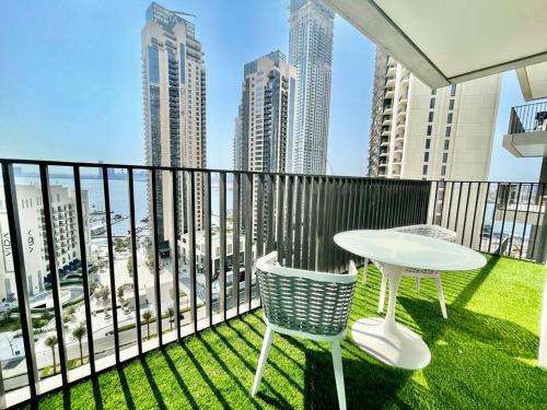 Elegant & Chic 2bedroom balcony Creek Waterfront