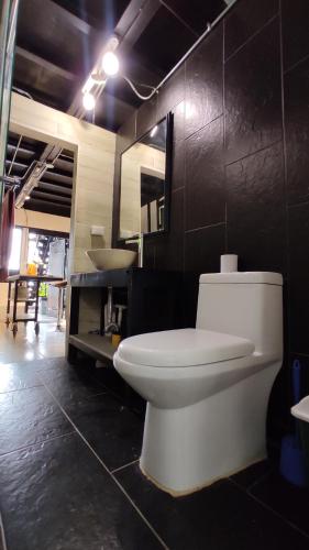 A bathroom at INLOFT Quindío