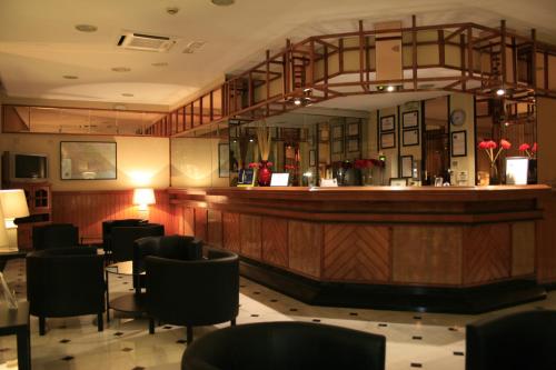 a bar in a restaurant with black chairs at Hotel el Paraiso in Caleta De Velez