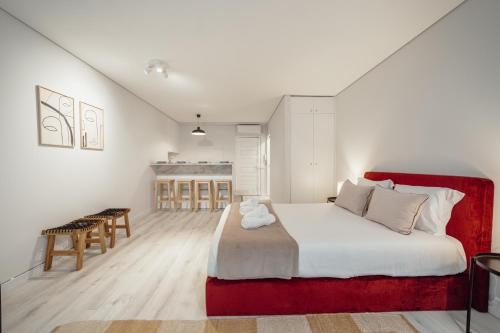 ポルトにあるOPORTO GUEST Downtown flatsのベッドルーム1室(赤いヘッドボード付きの大型ベッド1台付)