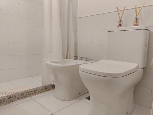 Baño blanco con aseo y lavamanos en departamento completo en nueva Córdoba en Córdoba