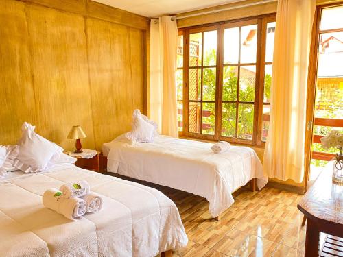 - une chambre d'hôtel avec 2 lits et des serviettes dans l'établissement Esperanza Hotel - Oxapampa, à Oxapampa