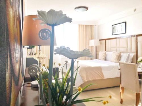 - une chambre avec un lit et une table fleurie dans l'établissement One bedroom studio with free Netflix and wifi, à Suba