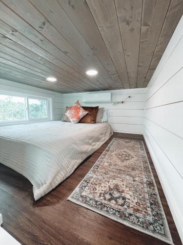 a bedroom with a bed and a rug at Tiny Islands Resort in Blanco