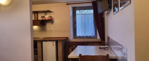 une petite cuisine avec une table et une fenêtre dans l'établissement Apartment Nonna Delia, à Guardea