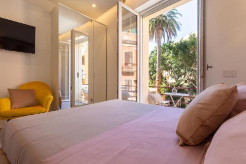 Un pat sau paturi într-o cameră la Suite Cagliari