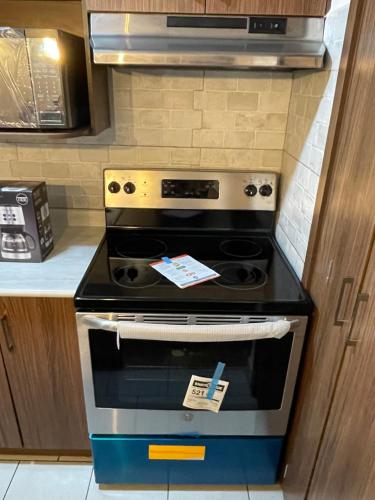 a kitchen with a stove top oven in a kitchen at Apartamento en Ecovivienda Fase 2 Tegucigalpa in Tegucigalpa
