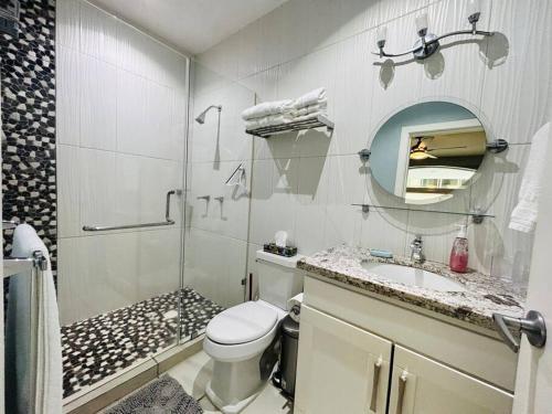 a bathroom with a toilet and a sink and a shower at Depa frente a la playa by G P S rentas in Mazatlán
