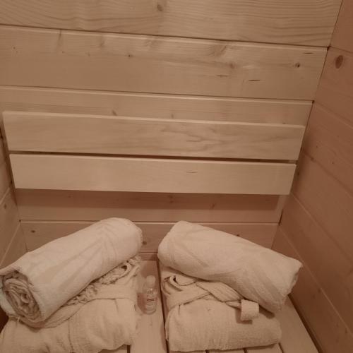a small room with two towels and a pillow at Villa Lara in Marsaglia