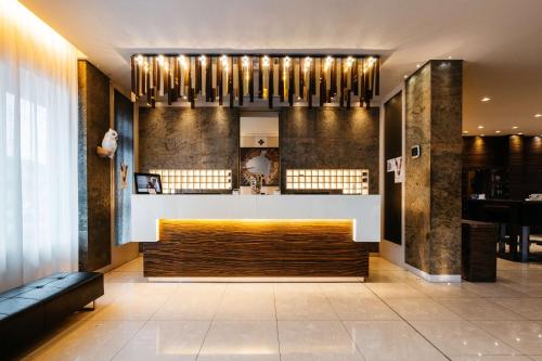 a lobby with a bar in the middle of a room at Best Western Hotel Tre Torri in Altavilla Vicentina