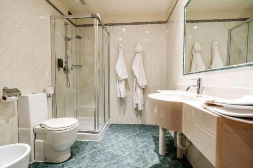a bathroom with a shower and a toilet and a sink at Best Western Hotel Tre Torri in Altavilla Vicentina