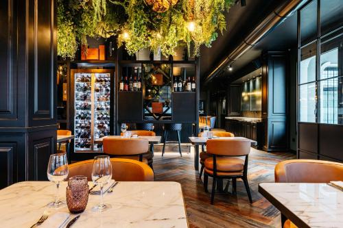 a restaurant with tables and chairs and a bar at Best Western Hotel Tre Torri in Altavilla Vicentina