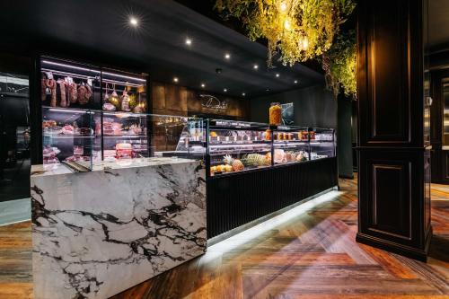 a restaurant with a counter with food on display at Best Western Hotel Tre Torri in Altavilla Vicentina