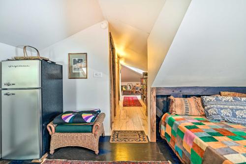 um quarto com uma cama e um frigorífico em Cozy Catskills Vacation Rental with Deck! em Fleischmanns