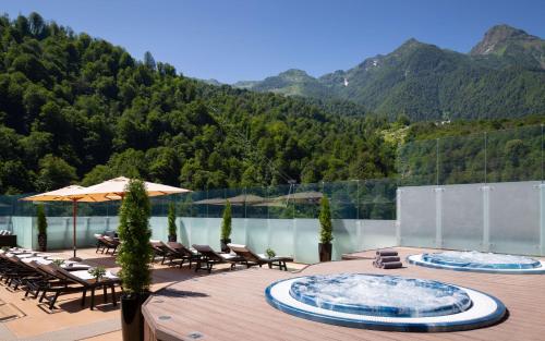 Piscine de l'établissement Radisson Rosa Khutor Hotel ou située à proximité