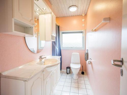 uma casa de banho com um lavatório, um WC e um espelho. em Holiday home Hemmet CXCIII em Hemmet