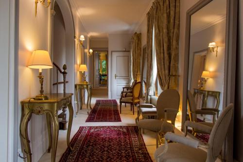 索姆河畔的聖瓦列里的住宿－羅馬爾城堡旅館- 百德索姆河德，走廊上设有椅子、桌子和镜子
