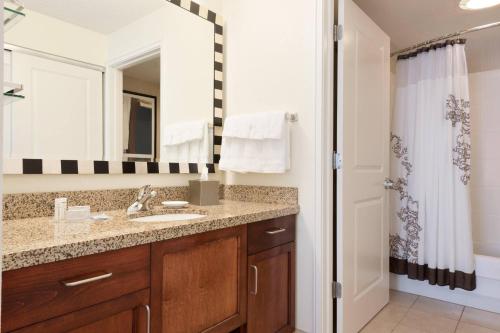 ein Bad mit einem Waschbecken und einem Spiegel in der Unterkunft Residence Inn by Marriott Oklahoma City Downtown/Bricktown in Oklahoma City