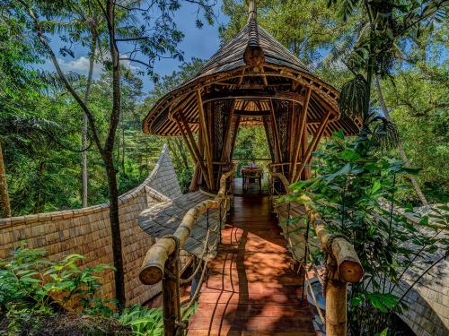Taman di luar Permata Ayung Private Estate