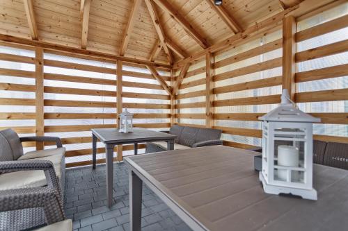 a patio with a table and chairs in a cabin at Willa La Calma in Łeba