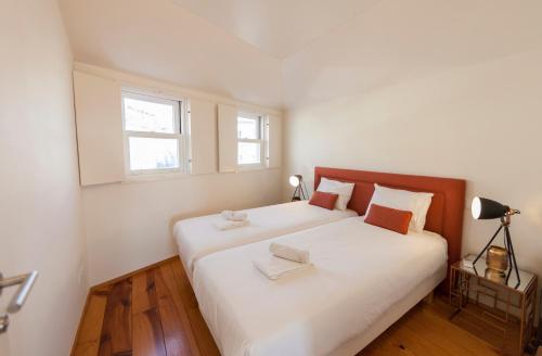 Schlafzimmer mit einem großen weißen Bett und einem Fenster in der Unterkunft Citybreak-apartments Douro View in Porto