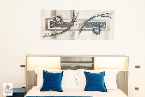 1 dormitorio con 1 cama con almohadas azules en Alexandra's House, en Verona