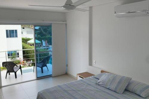 ein Schlafzimmer mit einem Bett und einem Balkon in der Unterkunft Condo Apulo - Hermosa casa - Jacuzzi y Piscina privados - WiFi in Apulo