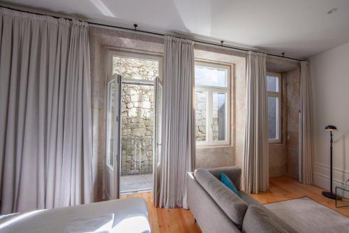 sala de estar con sofá y ventana en Citybreak-apartments Patio, en Oporto
