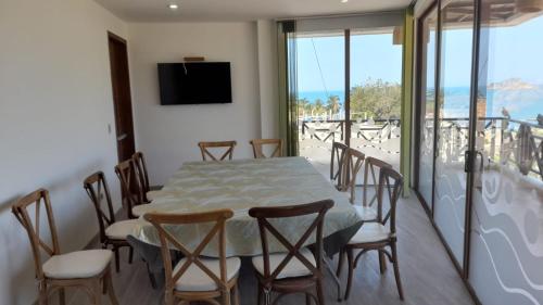 TV a/nebo společenská místnost v ubytování HOTEL KARAYA DIVE RESORT