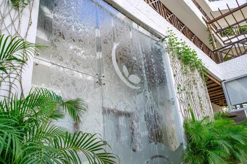 una pared de cristal con una señal de media luna en el lateral de un edificio en HOTEL KARAYA DIVE RESORT, en Santa Marta