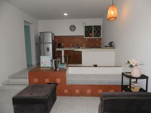cocina y sala de estar con sofá y nevera en Casa San Sebastian, en Santa Marta