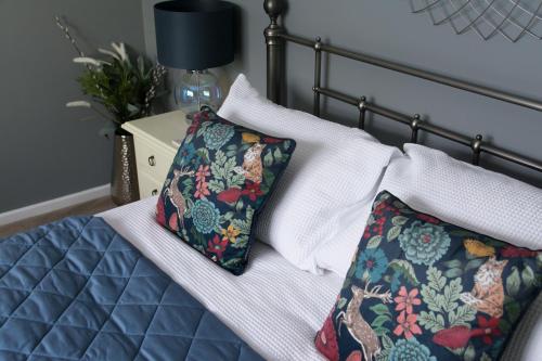 Una cama con dos almohadas encima. en Luxury Self Catering in Colchester, en Colchester