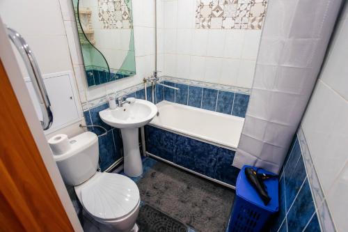 y baño con aseo, lavabo y bañera. en 1 комнатная квартира в центре на Пушкина 92 en Kostanái