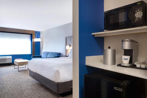 une chambre d'hôtel avec un lit et une télévision dans l'établissement Holiday Inn Express & Suites - Brighton, an IHG Hotel, à Brighton