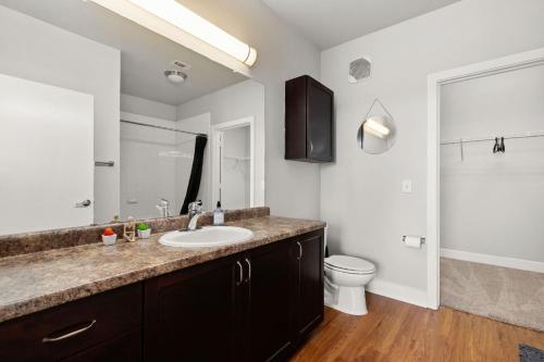 Ένα μπάνιο στο The Selena: Riverwalk Loft