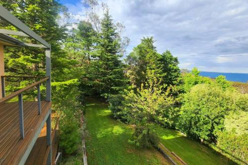 een uitzicht op een achtertuin met bomen en gras bij Narrow Neck Views - Peaceful 4 Bedroom Home with Stunning Views! in Katoomba