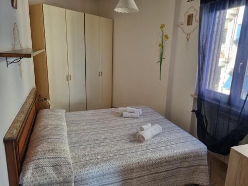 een slaapkamer met een bed met twee handdoeken erop bij Via Pasquale Testa in Formia