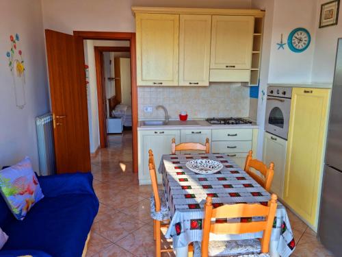 eine Küche mit einem Tisch, Stühlen und einem Sofa in der Unterkunft Via Pasquale Testa in Formia