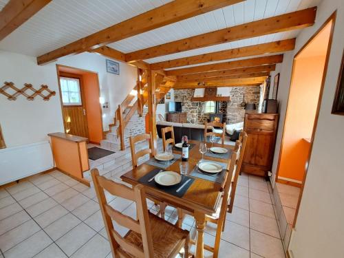 une cuisine et une salle à manger avec une table et des chaises en bois dans l'établissement Stone House in Brittany near Sandy Beaches, à Landéda