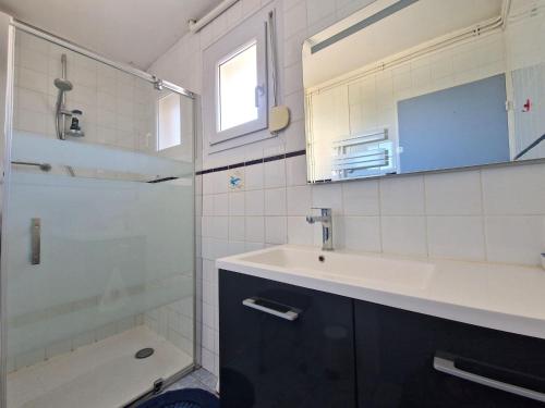 uma casa de banho com um lavatório, um chuveiro e um WC. em Cottage, Perros Guirec em Saint-Quay-Perros