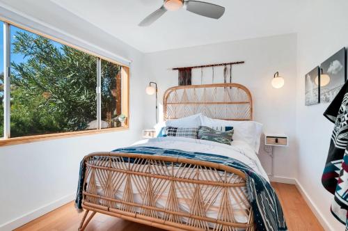 een rieten bed in een kamer met een raam bij Coyote Trail - Quiet Nights w Heated Pool Option in Joshua Tree